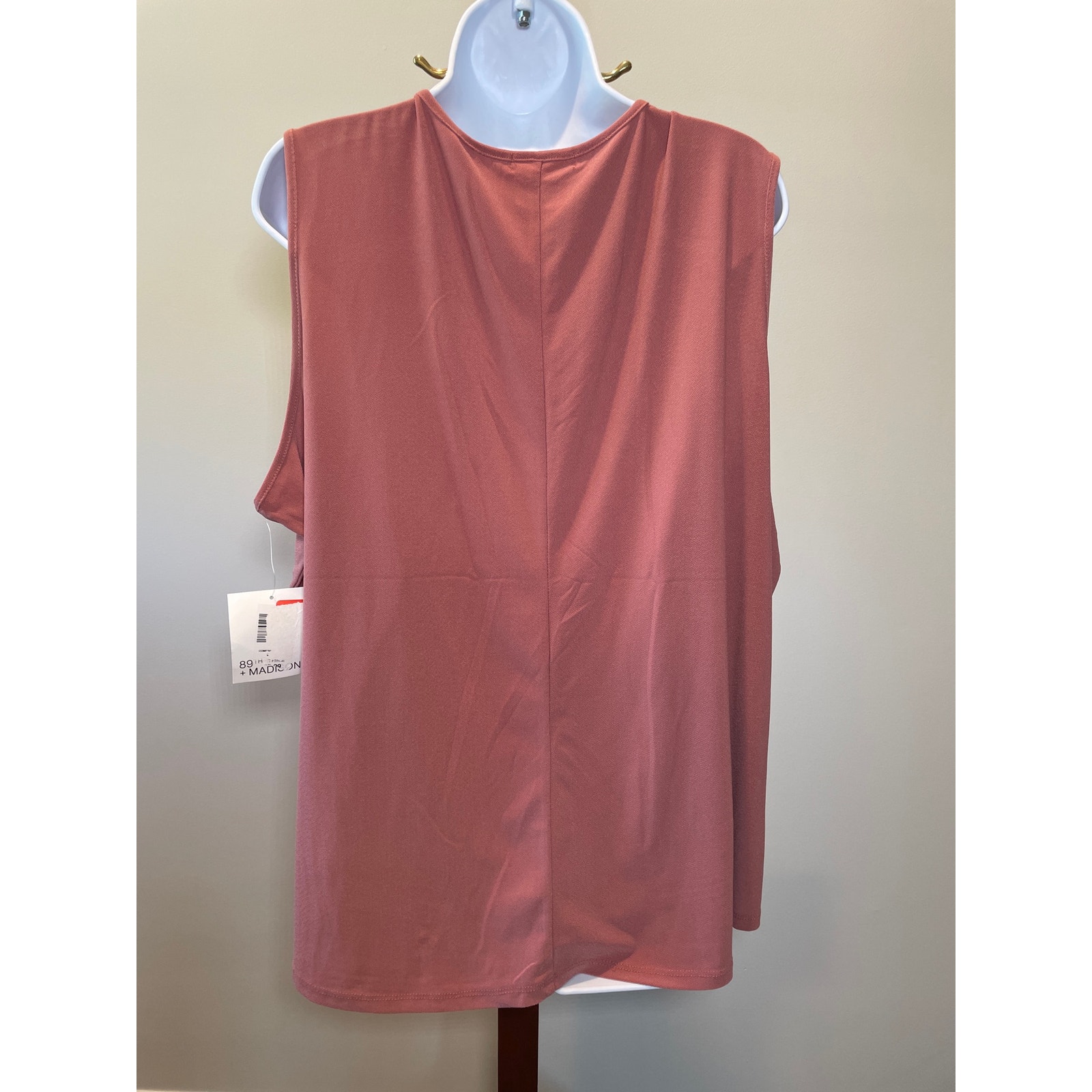 89th & Madison Sleeveless Rose Top Size 2x Rhinestone Shoulder New With Tag — image 2 of 8